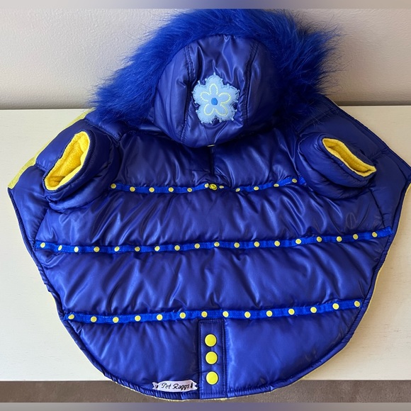 Quilted Coat with lots of thickness for warmth and fur trimmed hood. - Picture 3 of 8